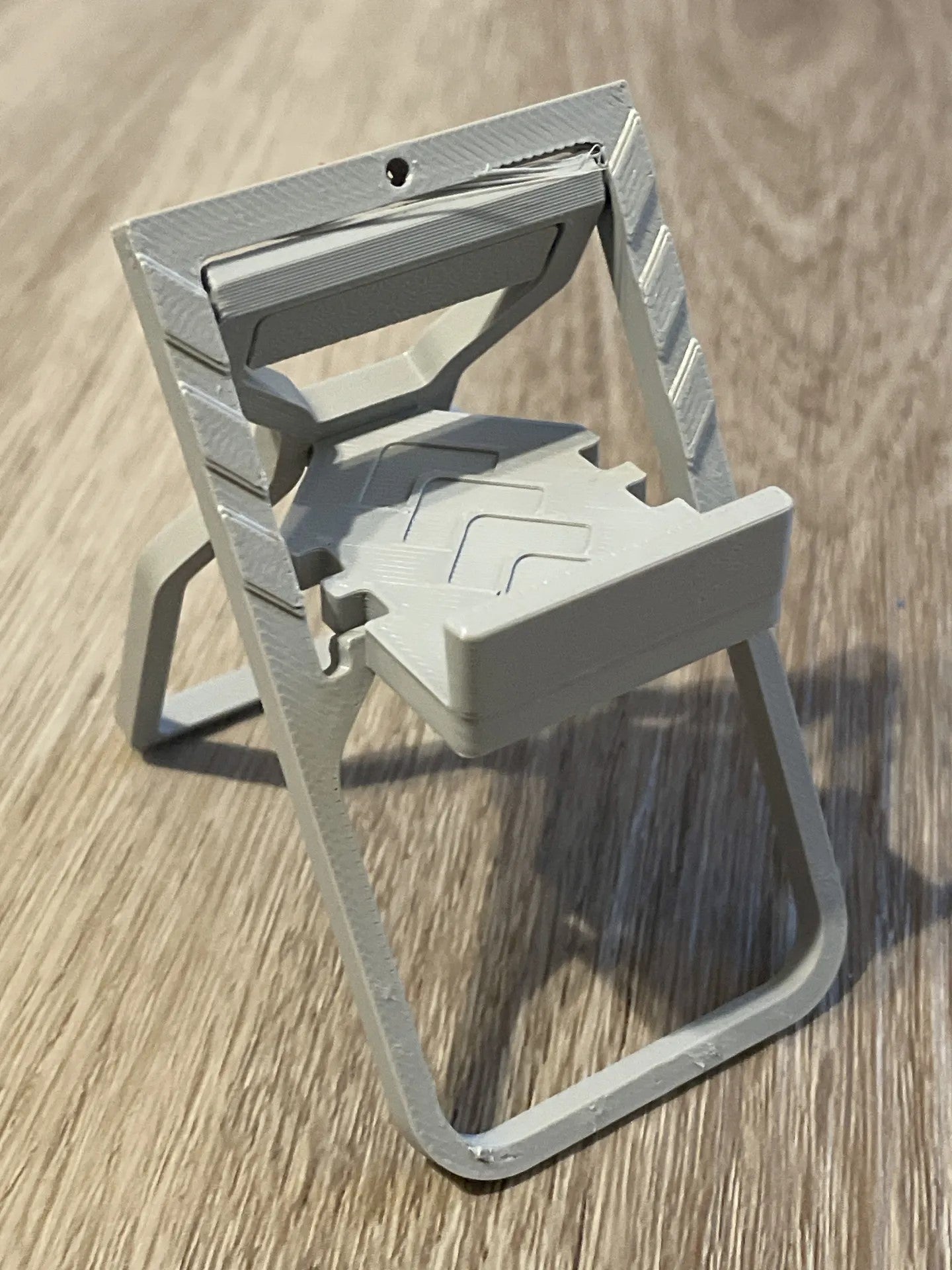 Foldable Keychain Phone Stand – Compact & Portable Phone Holder for On-the-Go Use