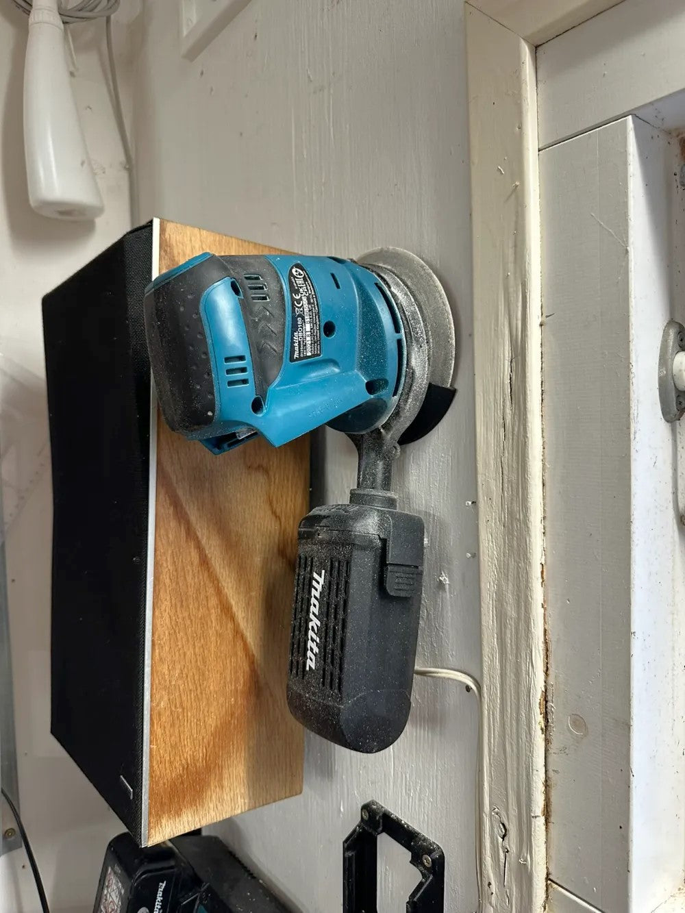 Makita DBO180 Eccentric Grinder Wall Mount – Secure Plastic Holder for Organized