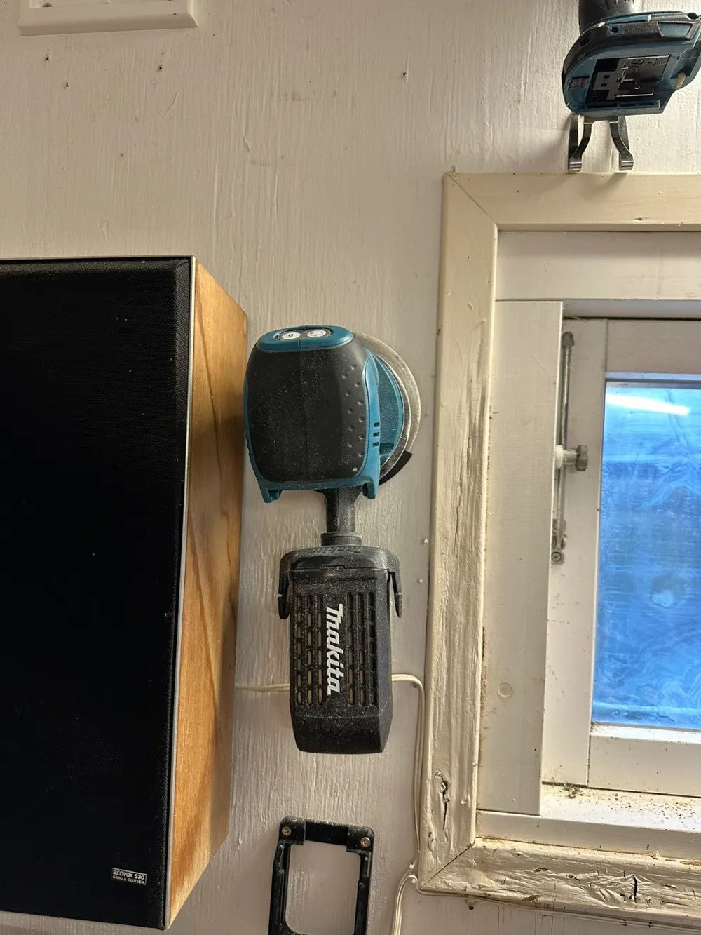 Makita DBO180 Eccentric Grinder Wall Mount – Secure Plastic Holder for Organized