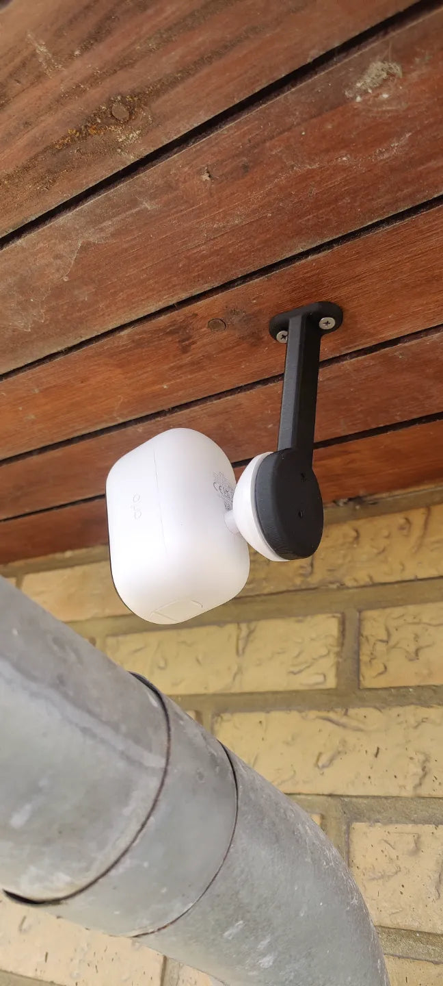 Arlo Essential Outdoor Camera Mount – Secure Wall Bracket for Enhanced Surveillance
