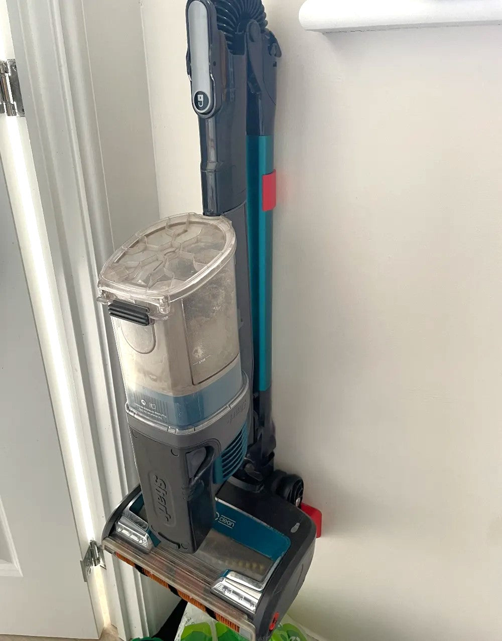Cordless Shark Vac Wall Mount Stand and Clip – Convenient and Space-Saving Storage