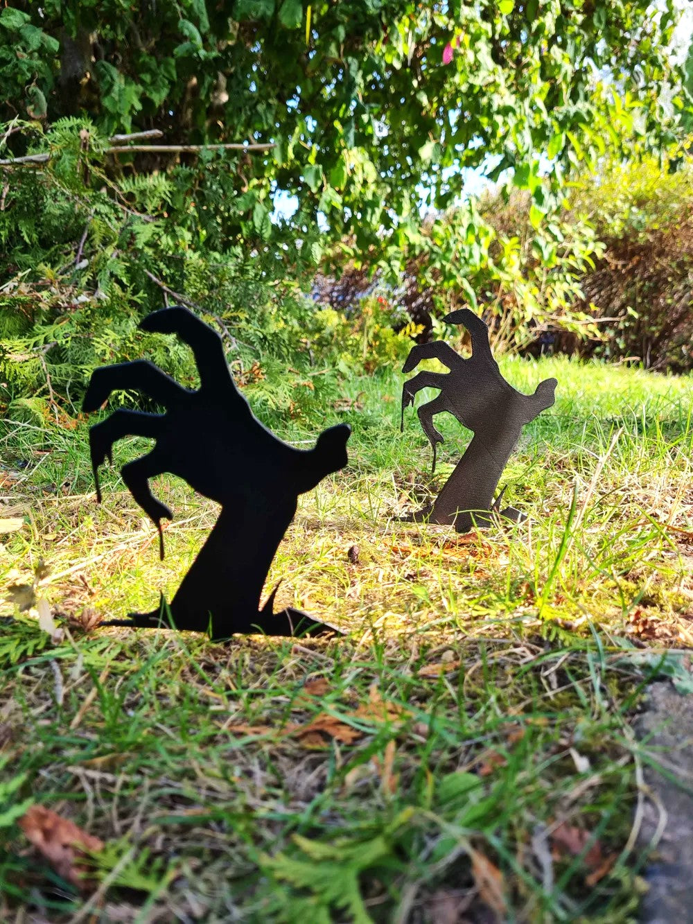 Zombie Hands in Your Garden – Spooky Halloween Decoration (Plastic)