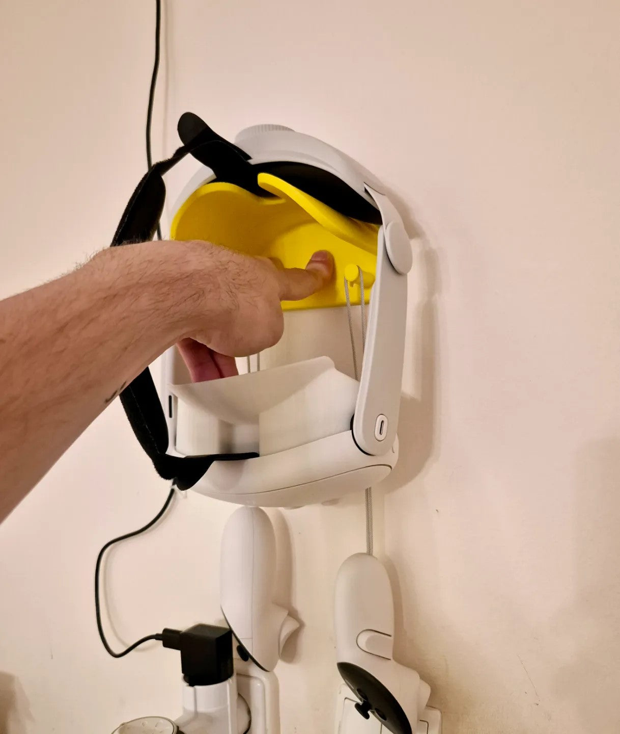 Oculus Meta Quest 2 and 3 Wall Mount – Space-Saving Wall Holder for VR Headsets