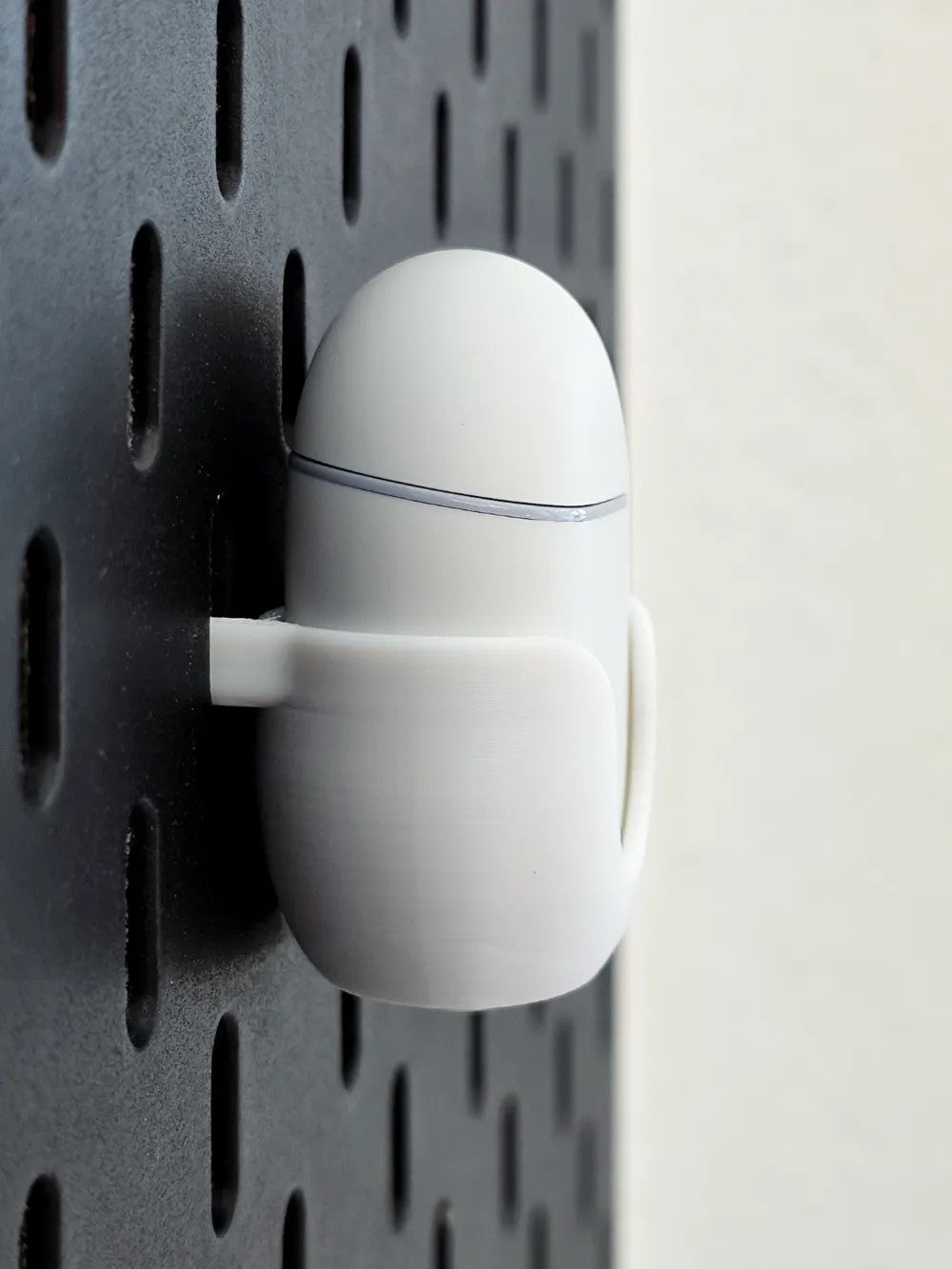 Google Pixel Buds Holder for Skadis – Compact and Secure Pegboard Mount