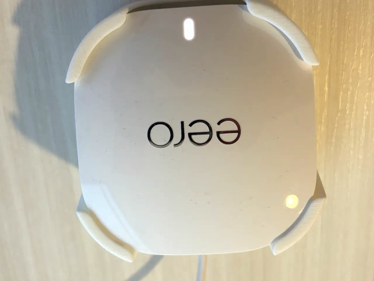 Eero 6+ Wall Mount – Sturdy Plastic Bracket for a Clean and Space-Saving Mount