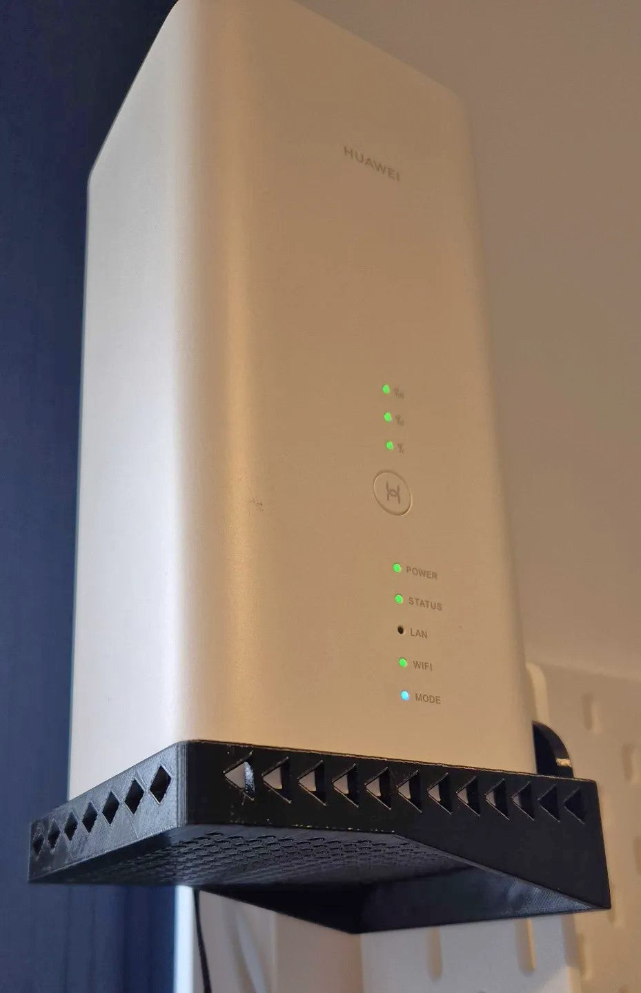 Huawei 4G Router Mount – Compatible with Skadis Pegboard System