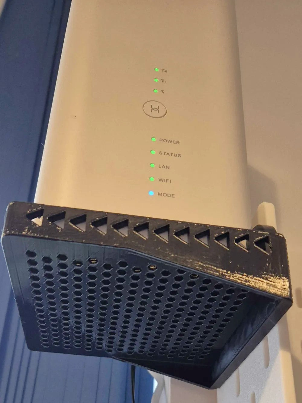 Huawei 4G Router Mount – Compatible with Skadis Pegboard System