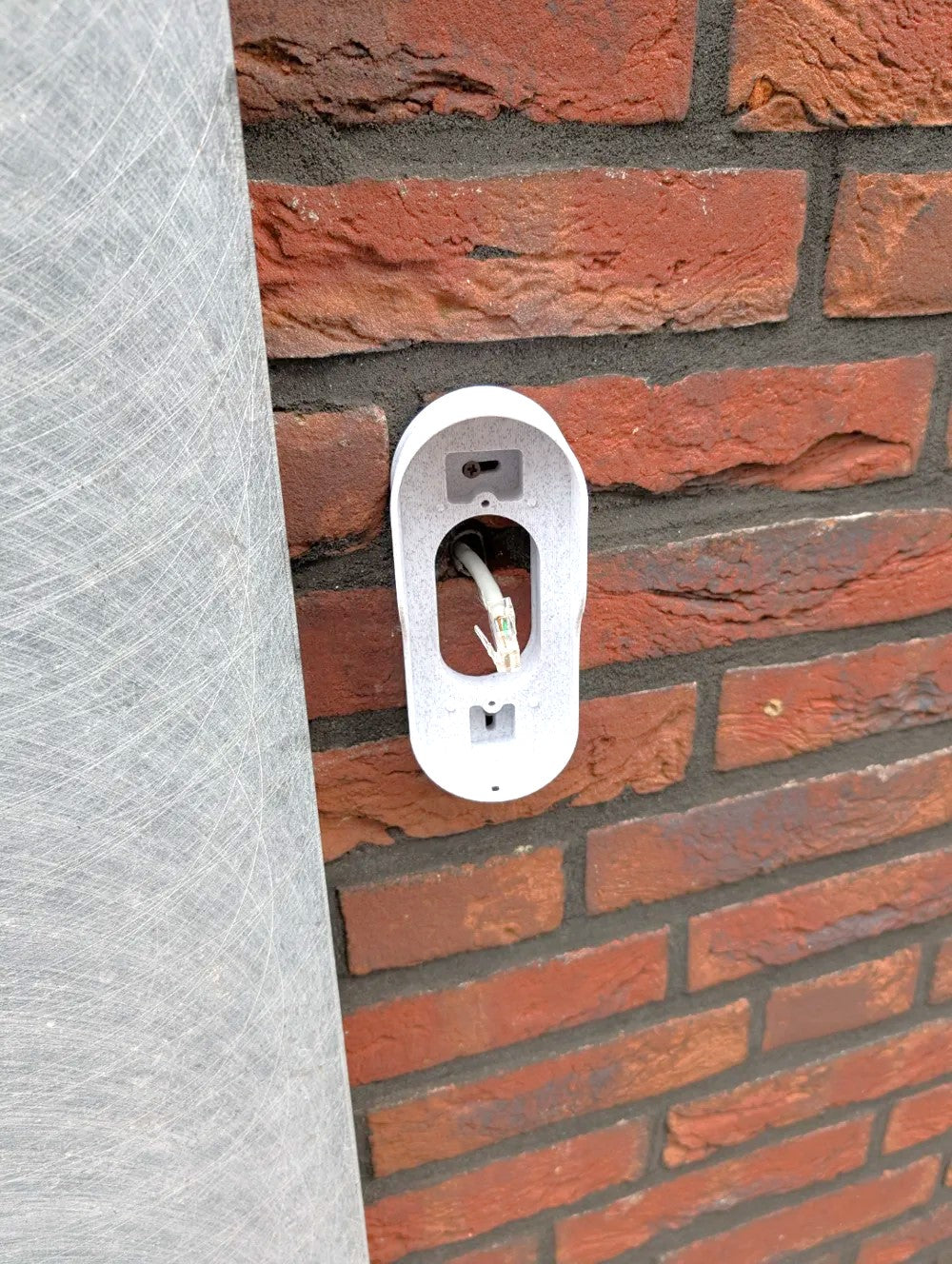 Reolink Doorbell PoE Wall Mount 15° with Roof – Durable Plastic Bracket