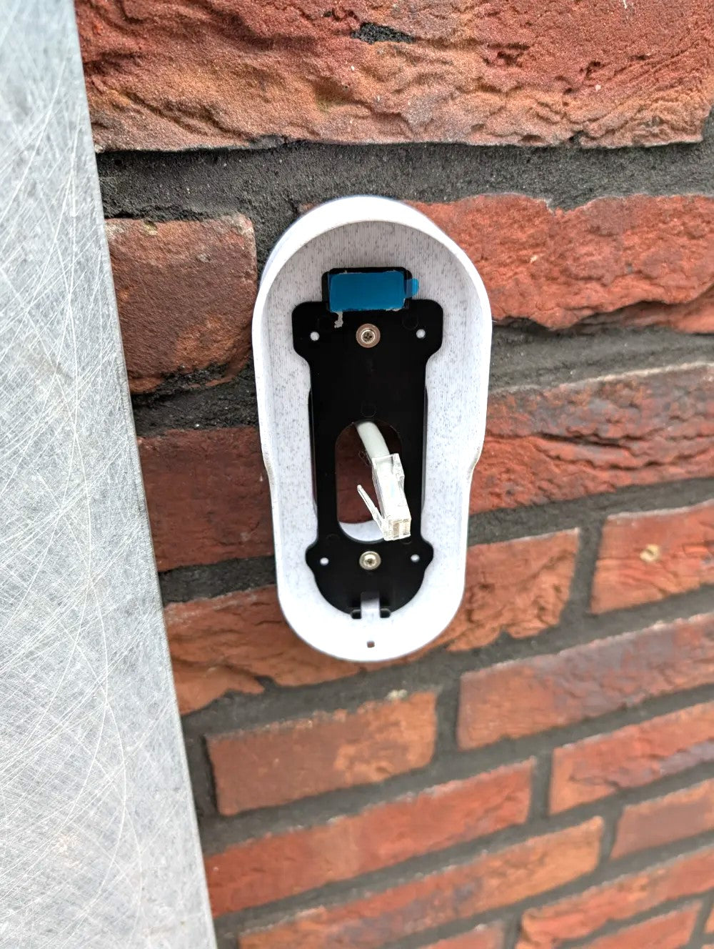 Reolink Doorbell PoE Wall Mount 15° with Roof – Durable Plastic Bracket