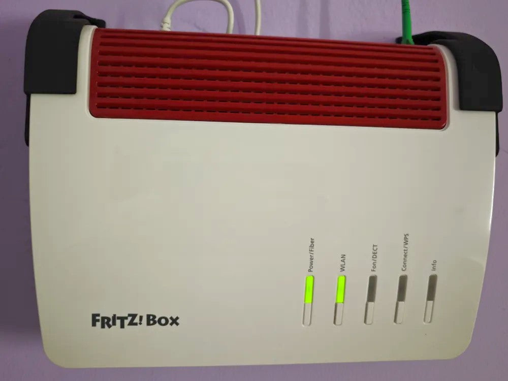 Custom Wall Bracket for Fritz!Box 5590 Fiber – Sturdy and Space-Saving Router