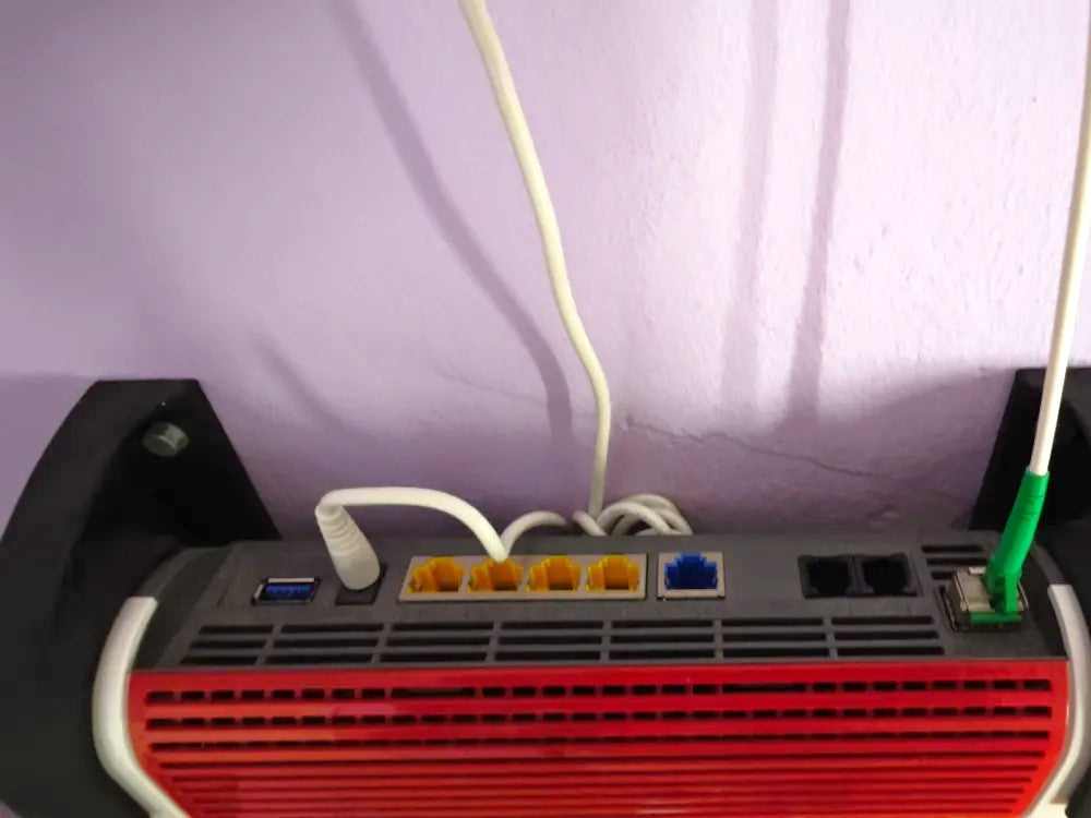 Custom Wall Bracket for Fritz!Box 5590 Fiber – Sturdy and Space-Saving Router