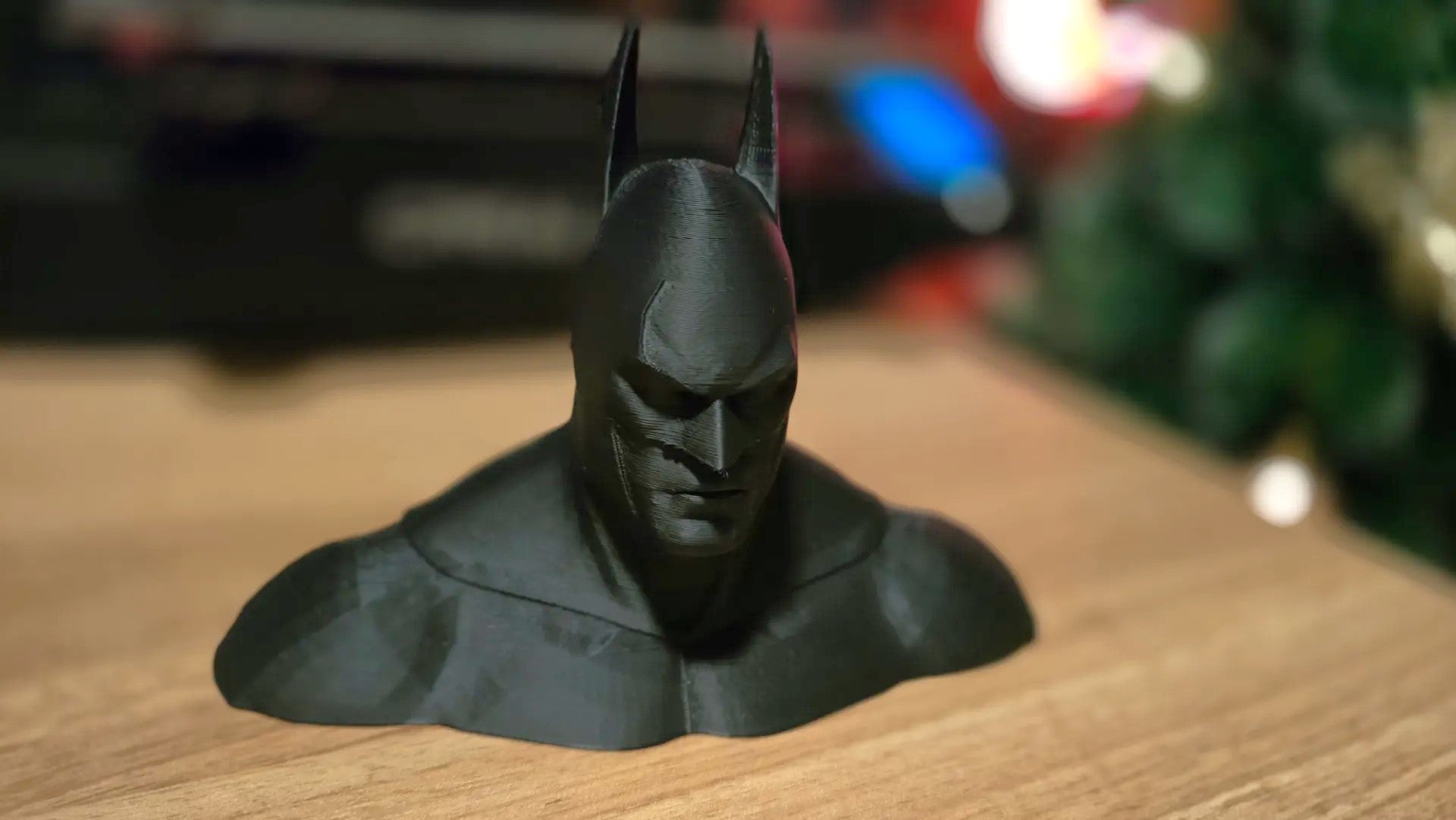 Batman Bust – Iconic Superhero Desktop Display Figure for Home Decor Table Decor