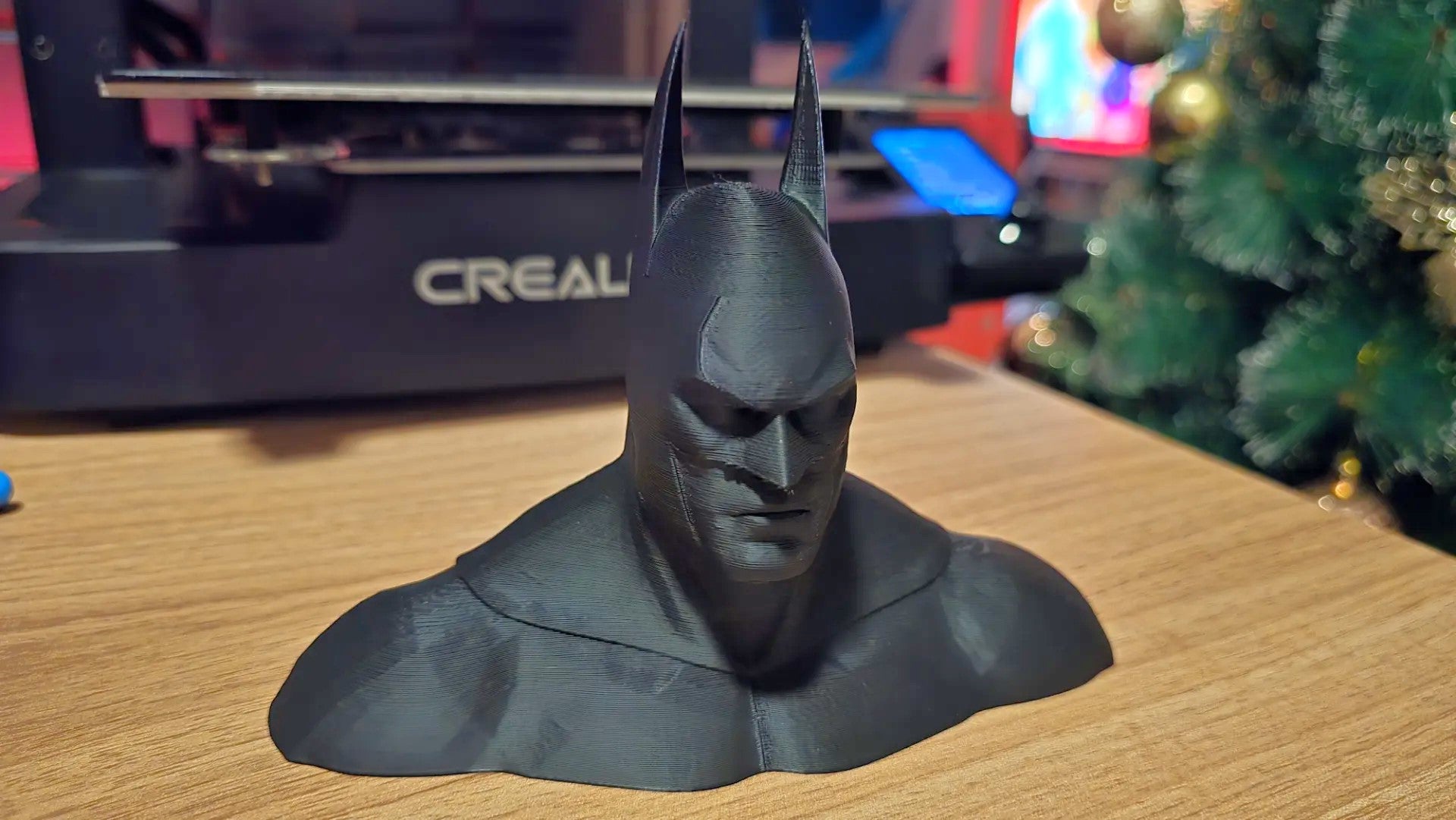 Batman Bust – Iconic Superhero Desktop Display Figure for Home Decor Table Decor