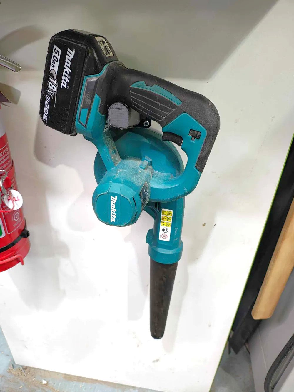 Makita 18V Blower Wall Mount – Durable Plastic Holder for Easy Tool - Black