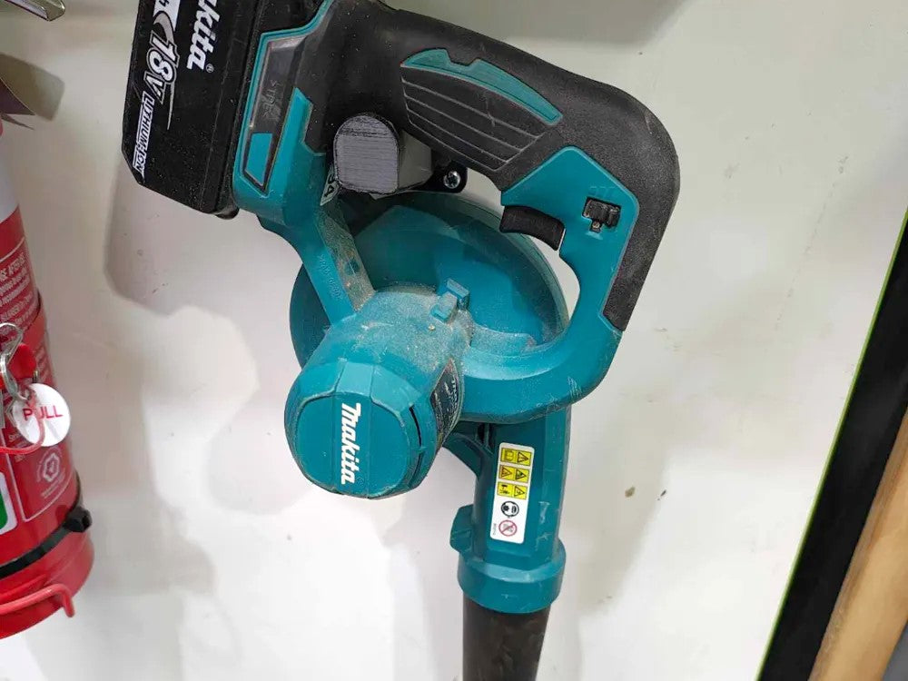 Makita 18V Blower Wall Mount – Durable Plastic Holder for Easy Tool - Black