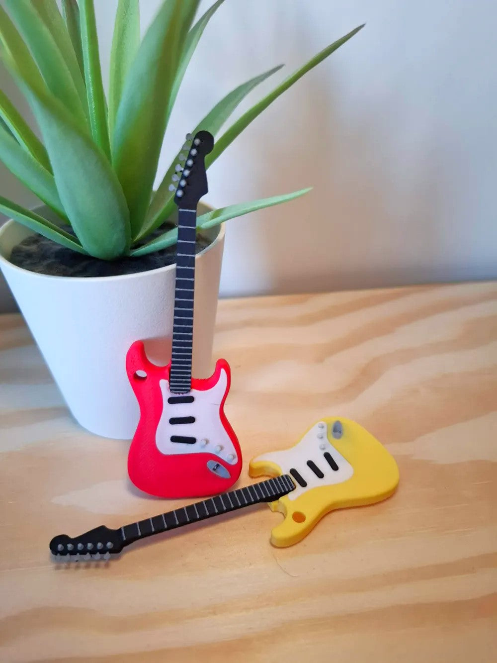 Fender Guitar Keychain – Perfect Accessory for Music Lovers - Guitar Keychain