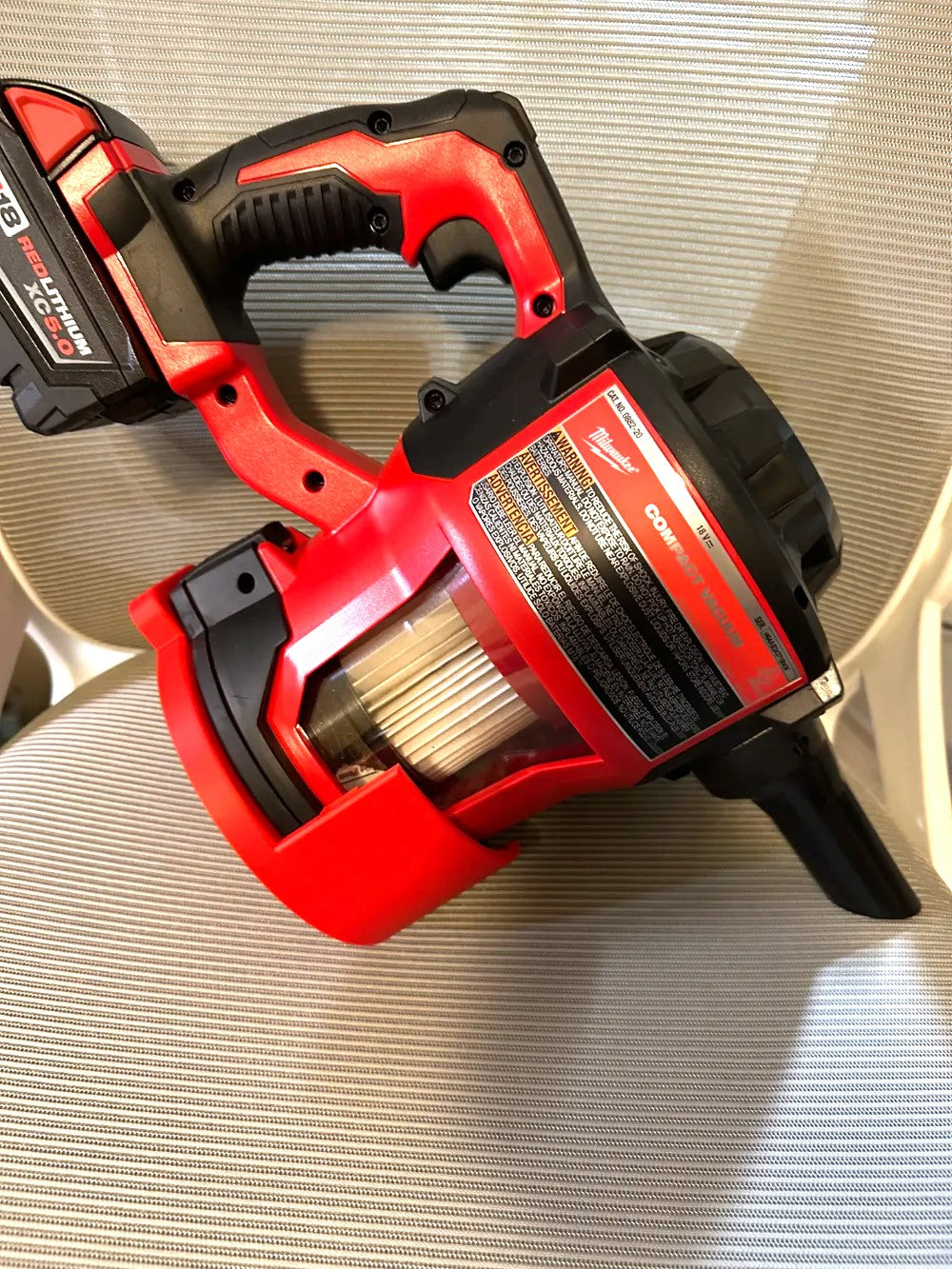 Milwaukee M18 Compact Vacuum Wall Mount – Secure & Convenient Storage Solution