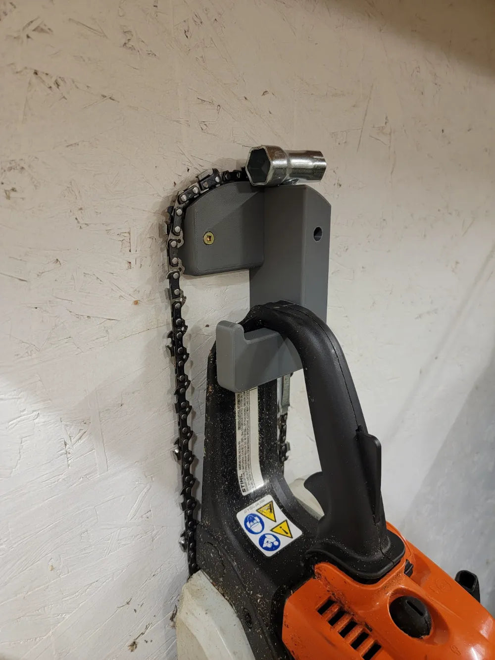 Chainsaw Holder Station – Secure Wall Mount for Organized Tool Storage