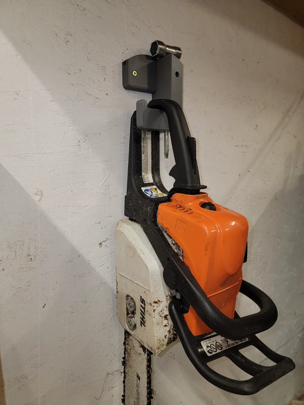 Chainsaw Holder Station – Secure Wall Mount for Organized Tool Storage