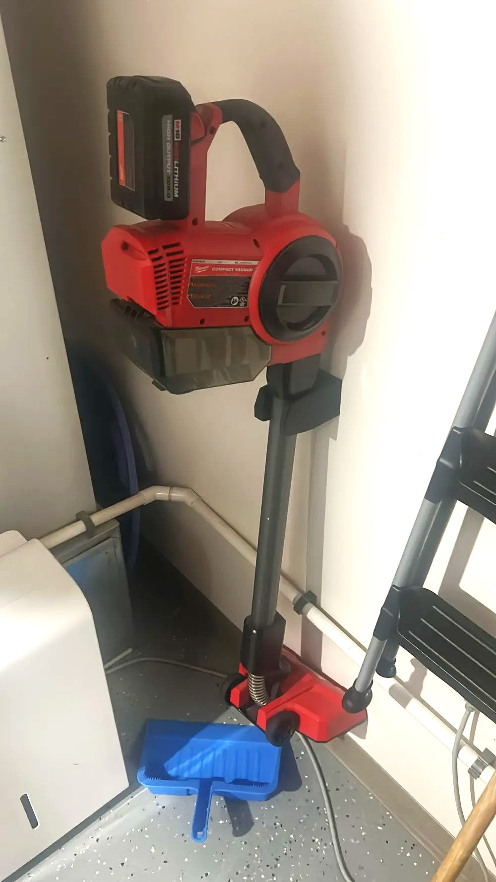 Milwaukee M18 Vacuum Mount – Wall Bracket for Secure Storage of Cordless Vacuum