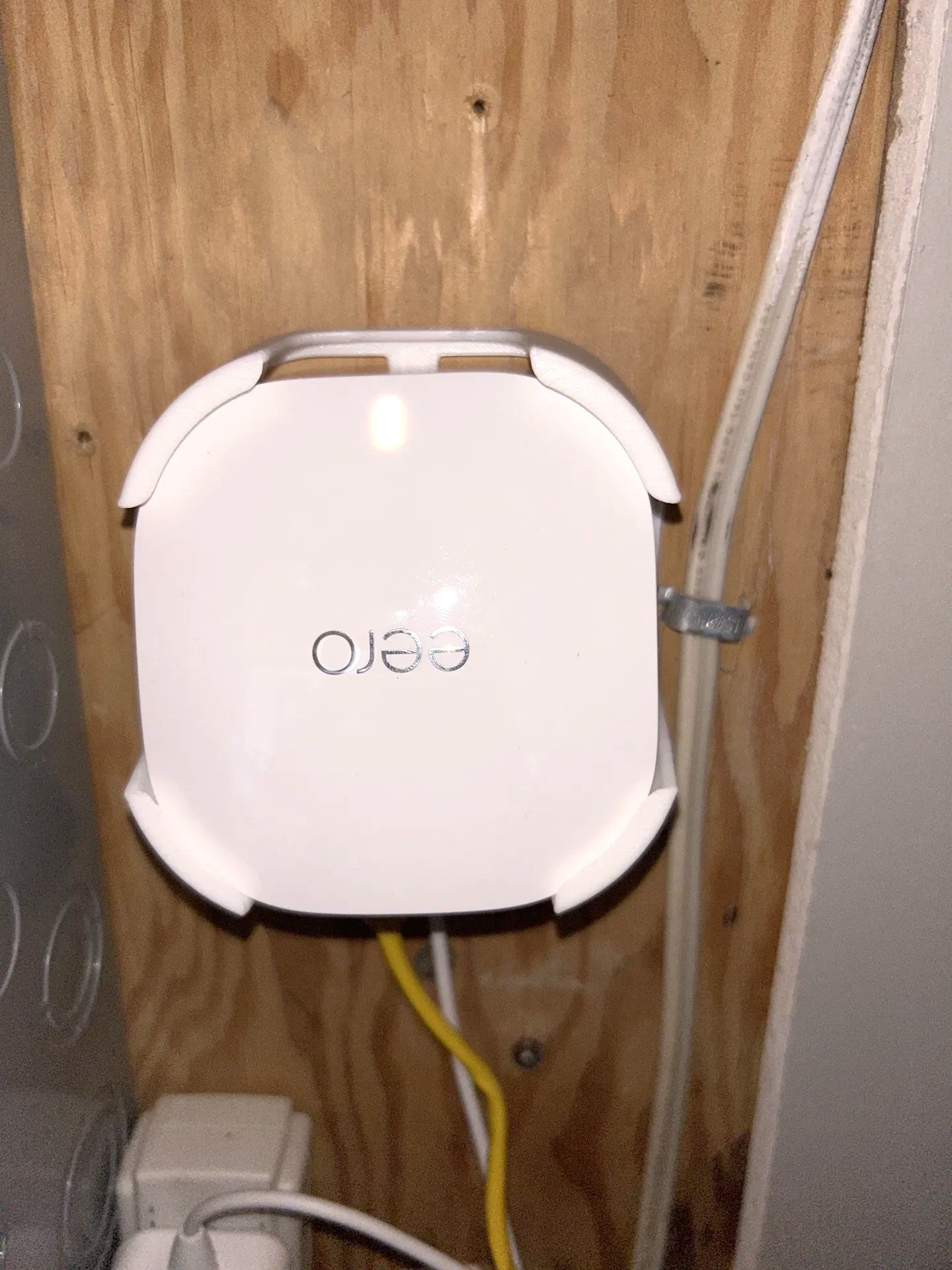 Eero 6+ Wall Mount – Sturdy Plastic Bracket for a Clean and Space-Saving Mount