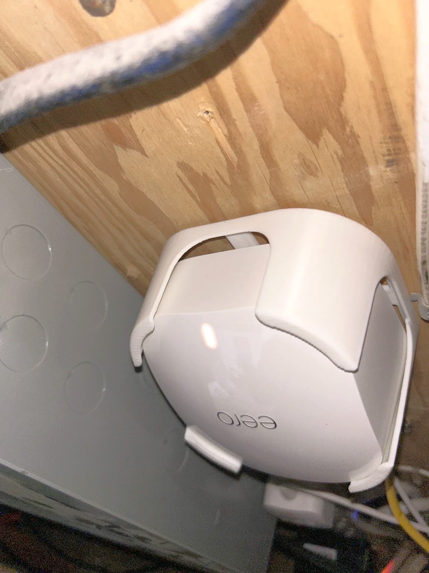 Eero 6+ Wall Mount – Sturdy Plastic Bracket for a Clean and Space-Saving Mount
