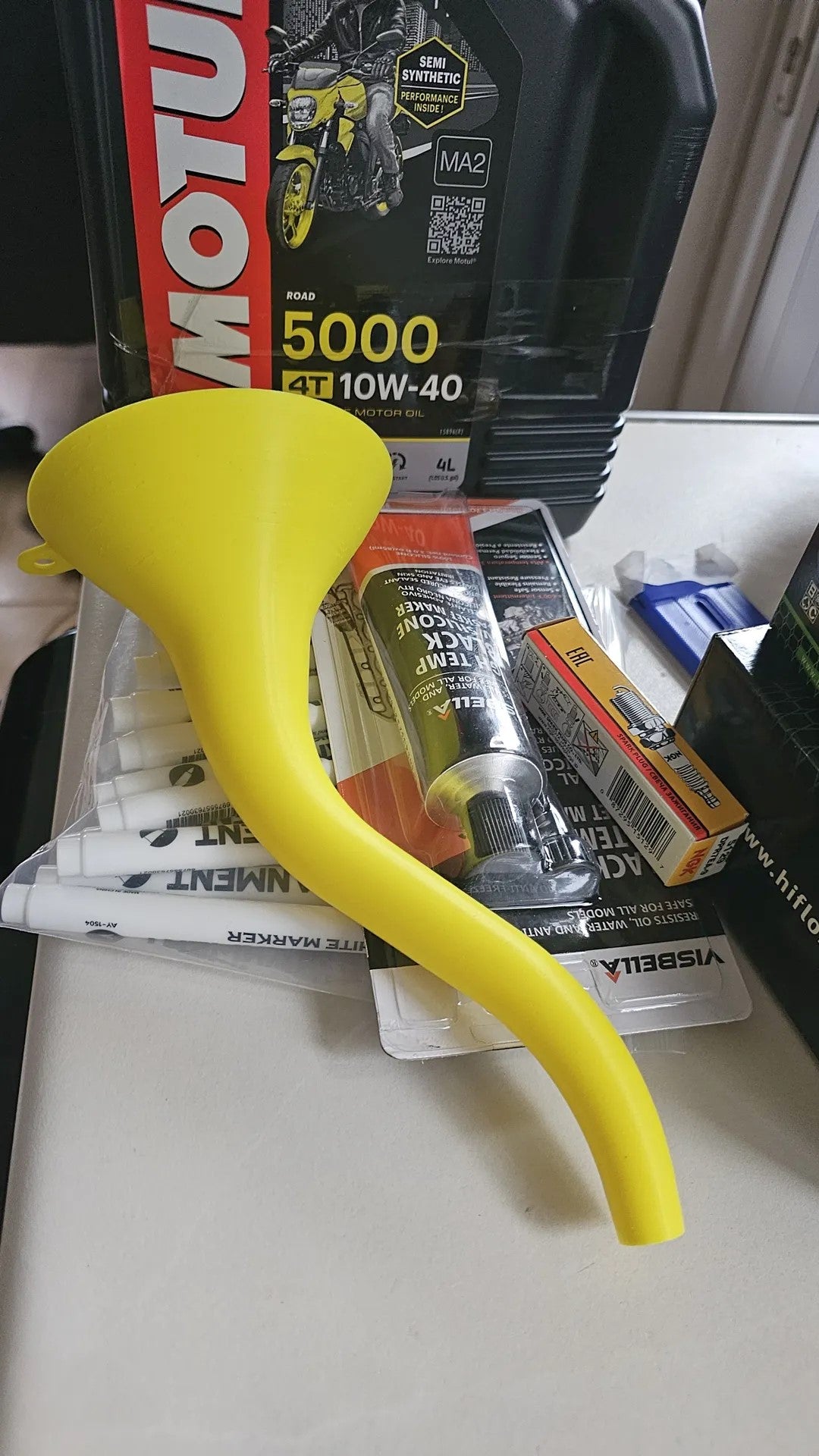 Curved Funnel for Filling Oil into a Motorcycle – Flexible, Easy-Pour Funnel