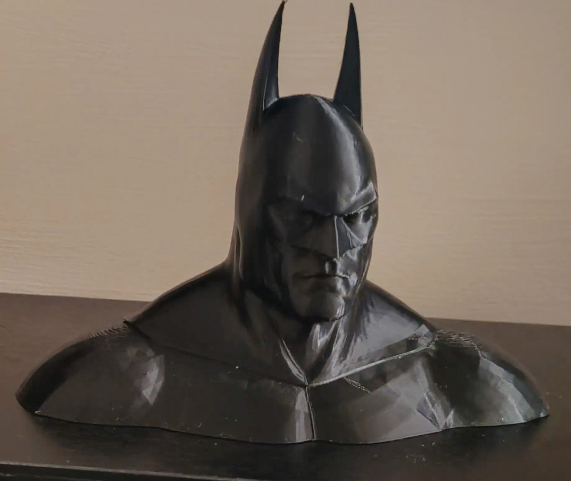 Batman Bust – Iconic Superhero Desktop Display Figure for Home Decor Table Decor