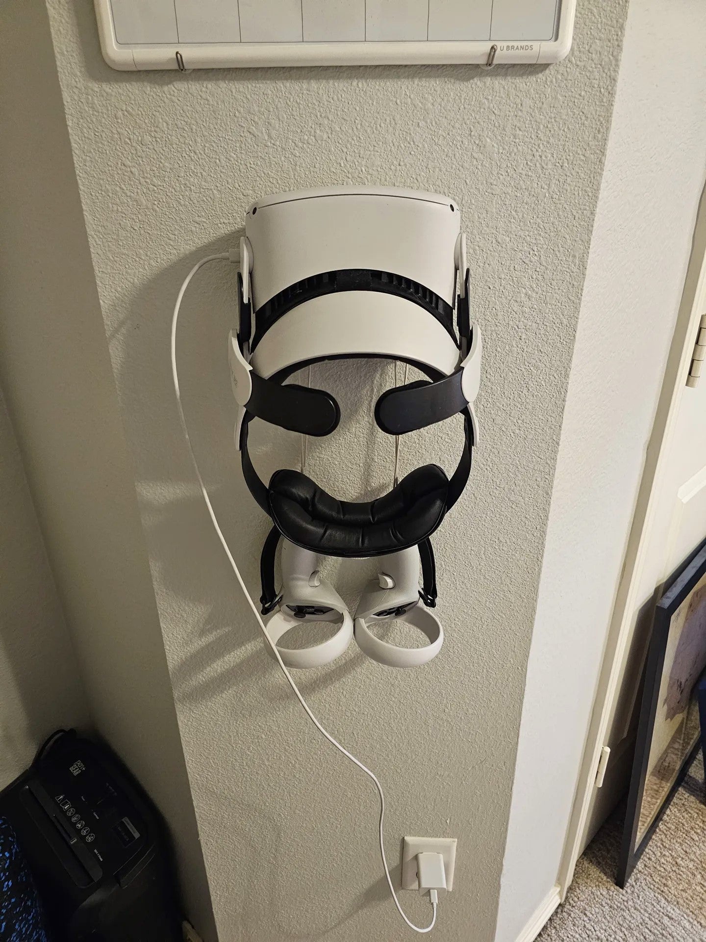 Oculus Meta Quest 2 and 3 Wall Mount – Space-Saving Wall Holder for VR Headsets