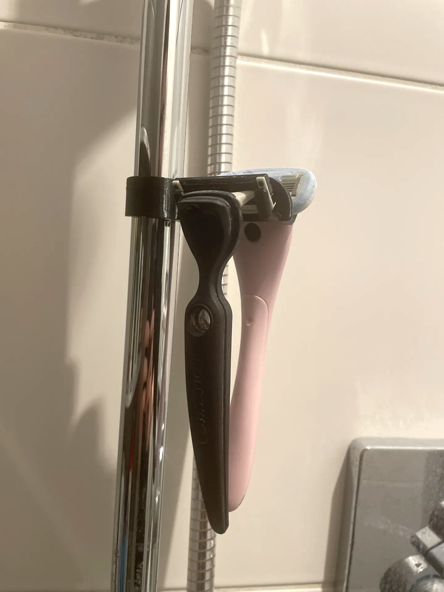 Shower Rail Razor Holder – Adjustable Clip-On Bathroom Organizer In Multi Sizes