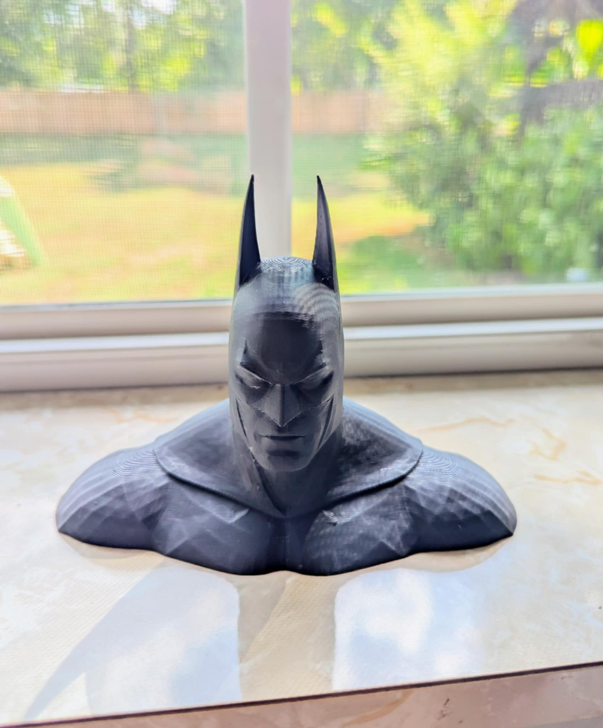 Batman Bust – Iconic Superhero Desktop Display Figure for Home Decor Table Decor