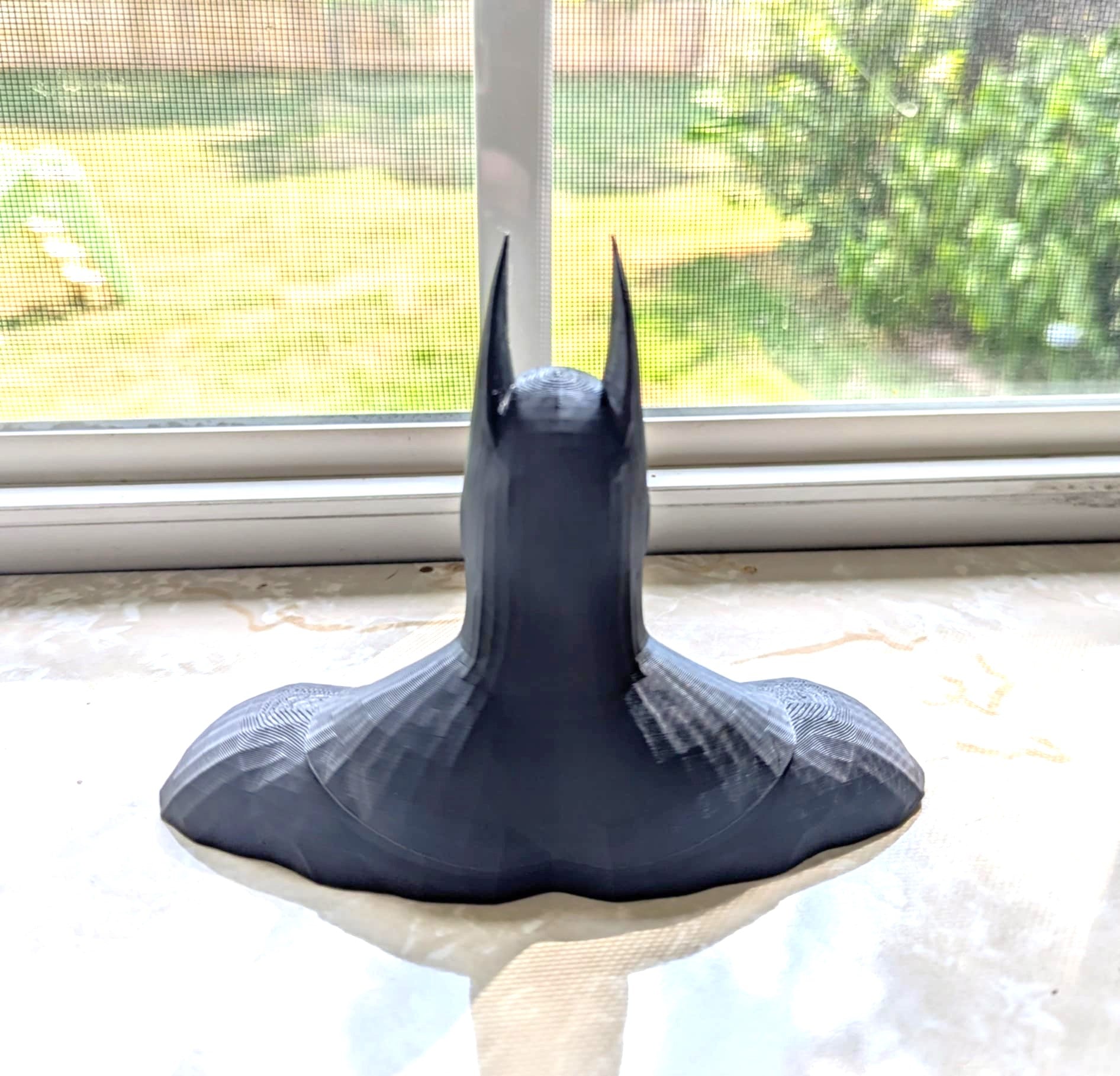 Batman Bust – Iconic Superhero Desktop Display Figure for Home Decor Table Decor