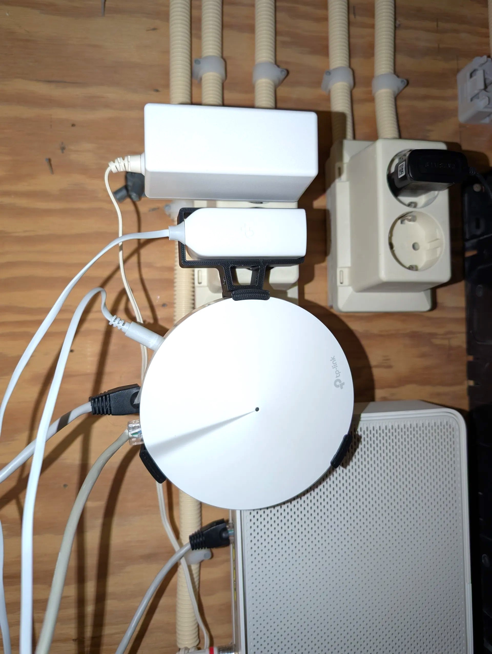 TP-Link Deco M5 Outlet Mount for Socket – Wall Plug Holder for Clean Setup