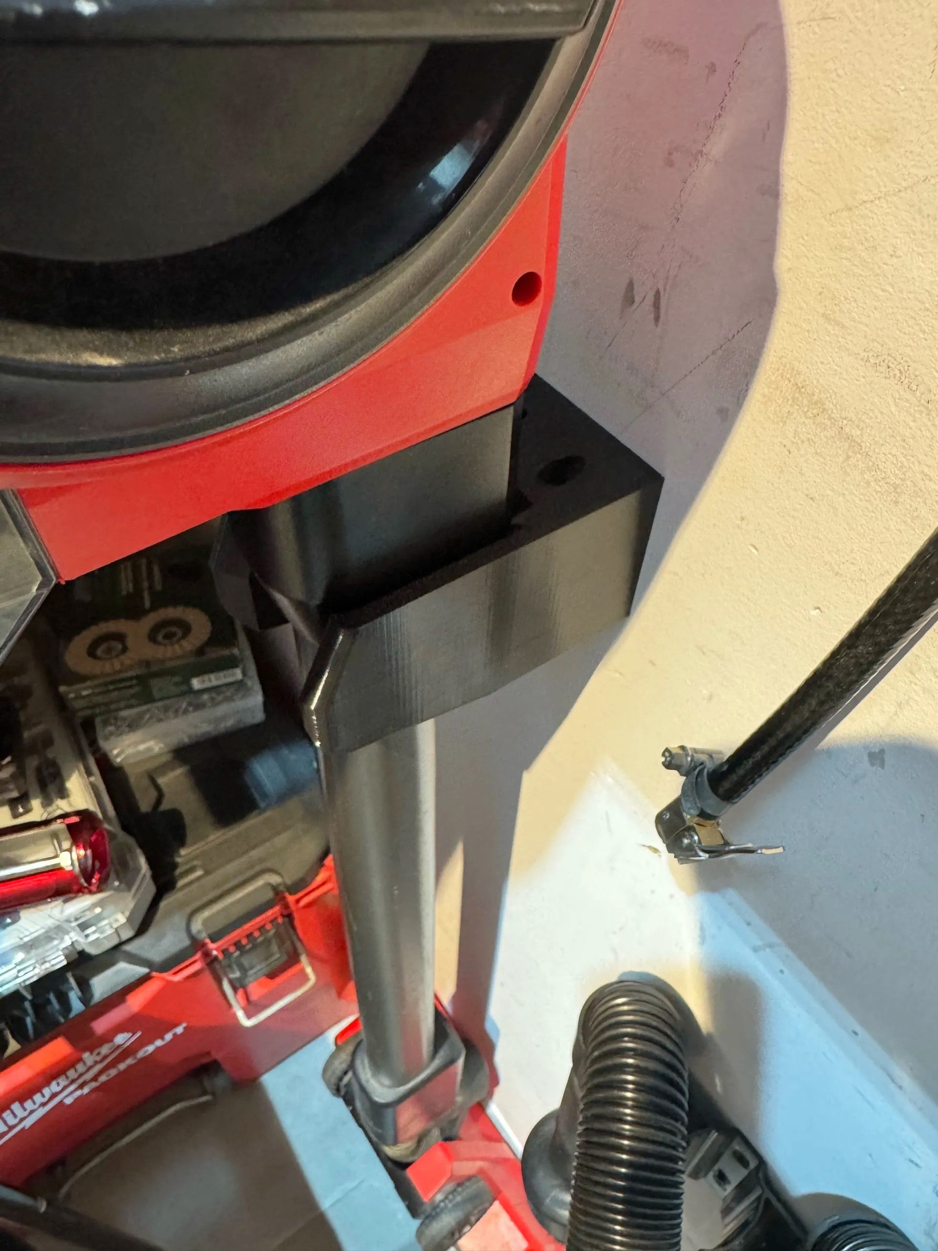 Milwaukee M18 Vacuum Mount – Wall Bracket for Secure Storage of Cordless Vacuum