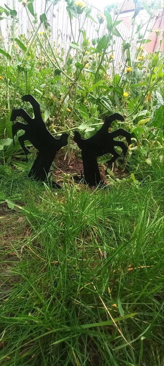 Zombie Hands in Your Garden – Spooky Halloween Decoration (Plastic)