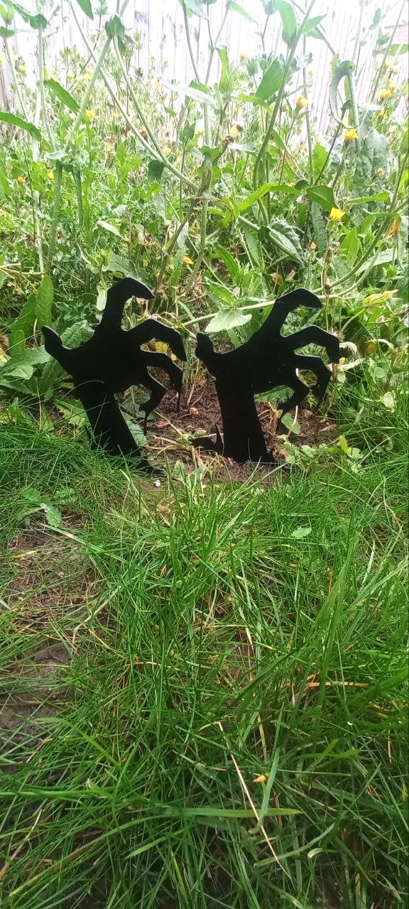 Zombie Hands in Your Garden – Spooky Halloween Decoration (Plastic)