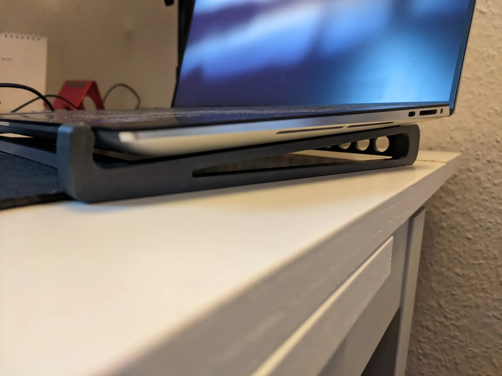 Laptop stand-Laptop Stand for Desk, MacBook Stand Sturdy Laptop Riser