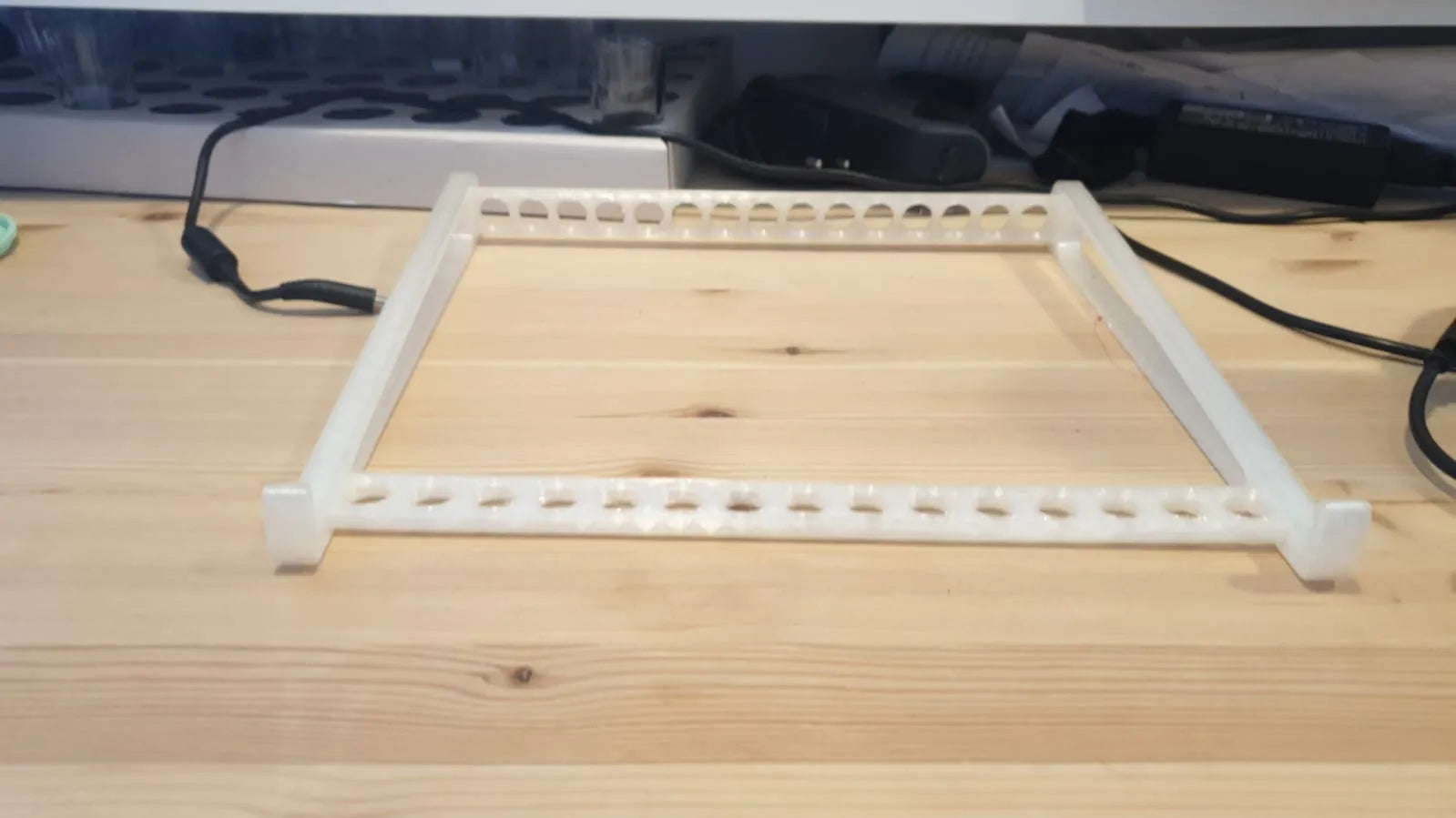 Laptop stand-Laptop Stand for Desk, MacBook Stand Sturdy Laptop Riser