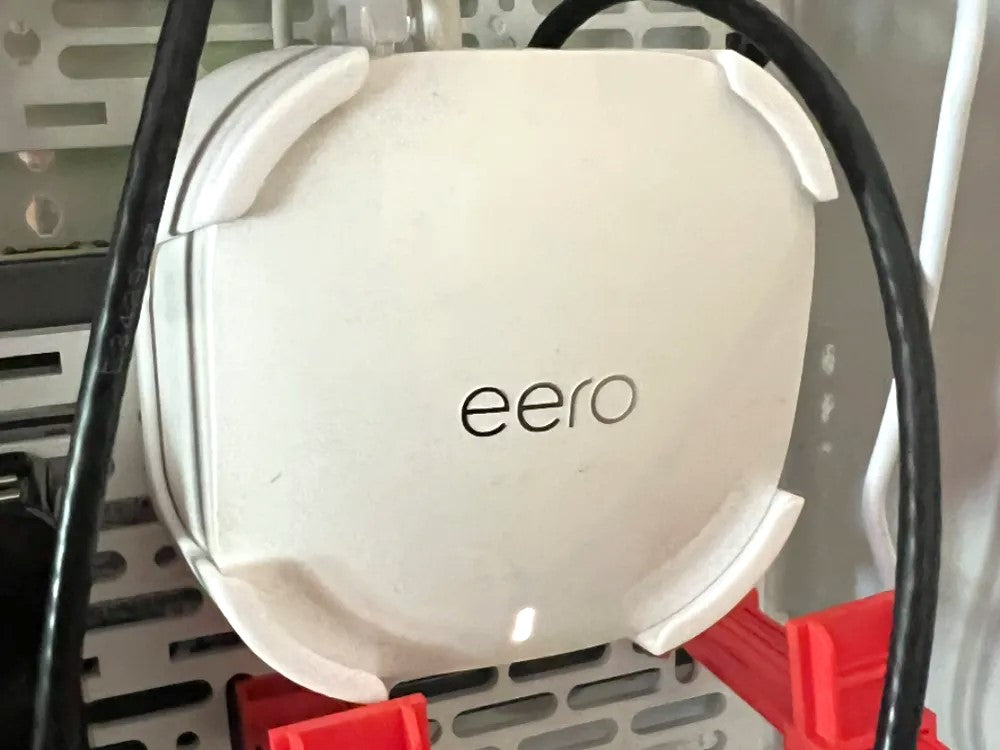 Eero 6 Wall Mount – Sturdy Plastic Bracket for a Clean and Space-Saving Mount